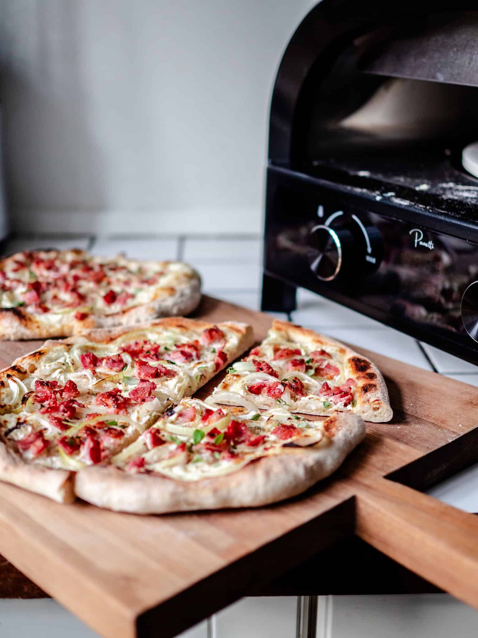 Flammkuchen opskrift med bacon og løg