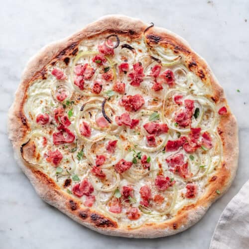 Flammkuchen med bacon og løg