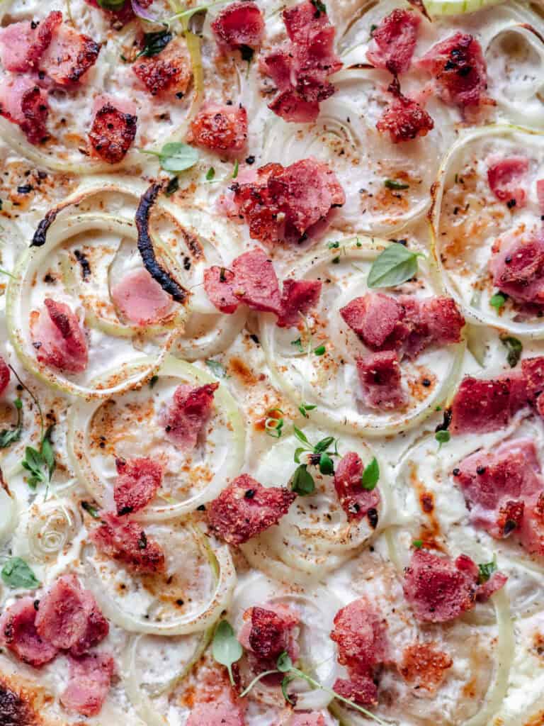 Flammkuchen- med creme fraiche, løg og bacon