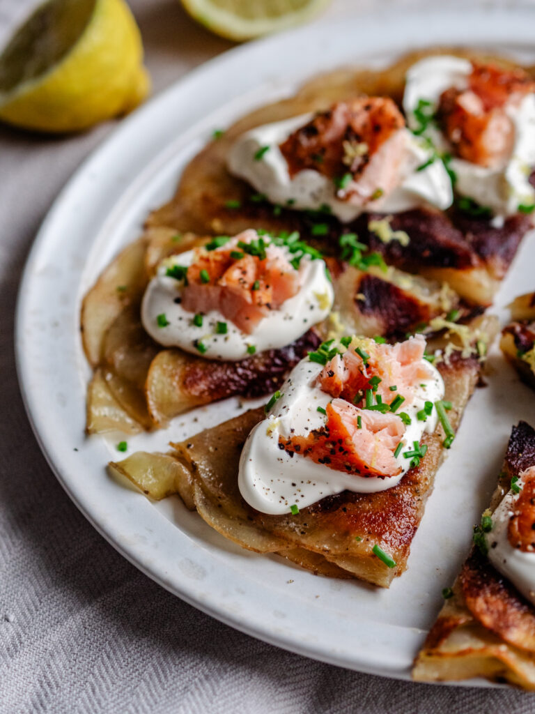 Kartoffelgalette med laks og purløg