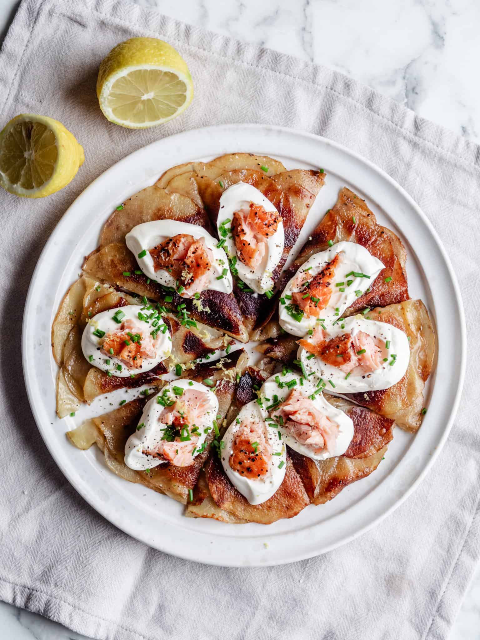 Kartoffelgalette med pisket creme fraiche og laks