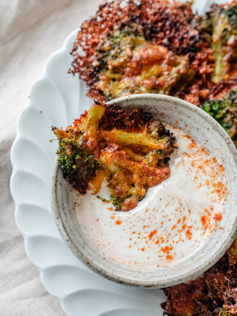 knuste broccolibuketter med cheddar og paprika