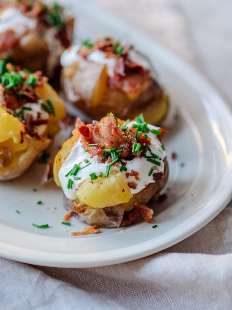 opskrift på bagte kartofler med bacon og purløg