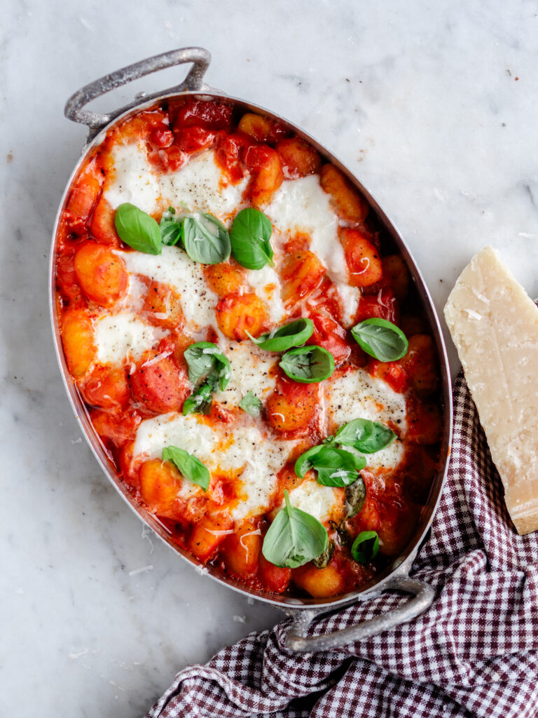 Bagt gnocchi med tomatsauce og mozzarella