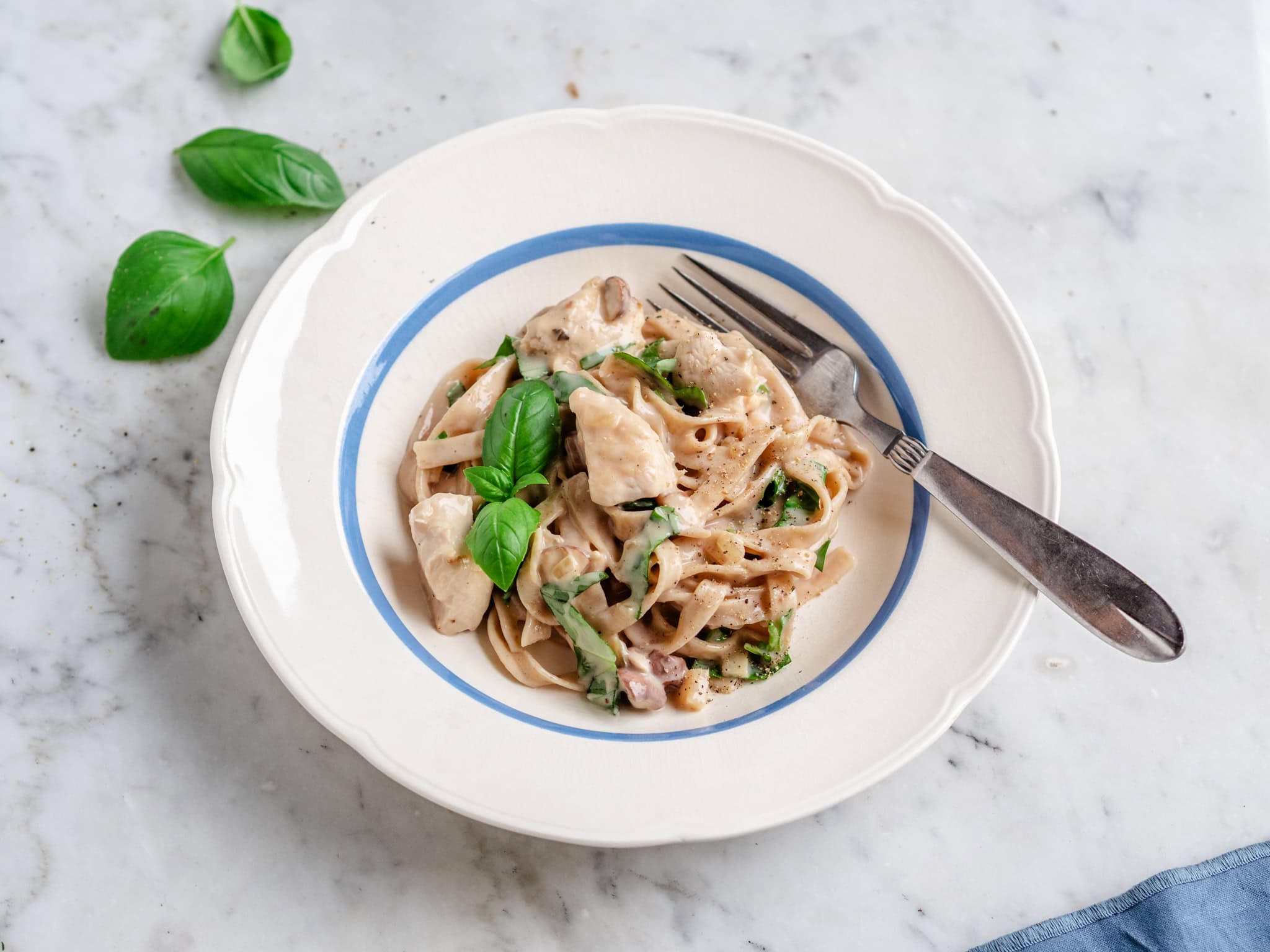 Cremet pasta med kylling og spinat