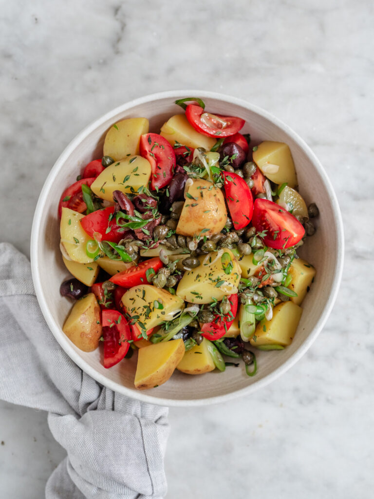 Fransk kartoffelsalat med kapers og tomater