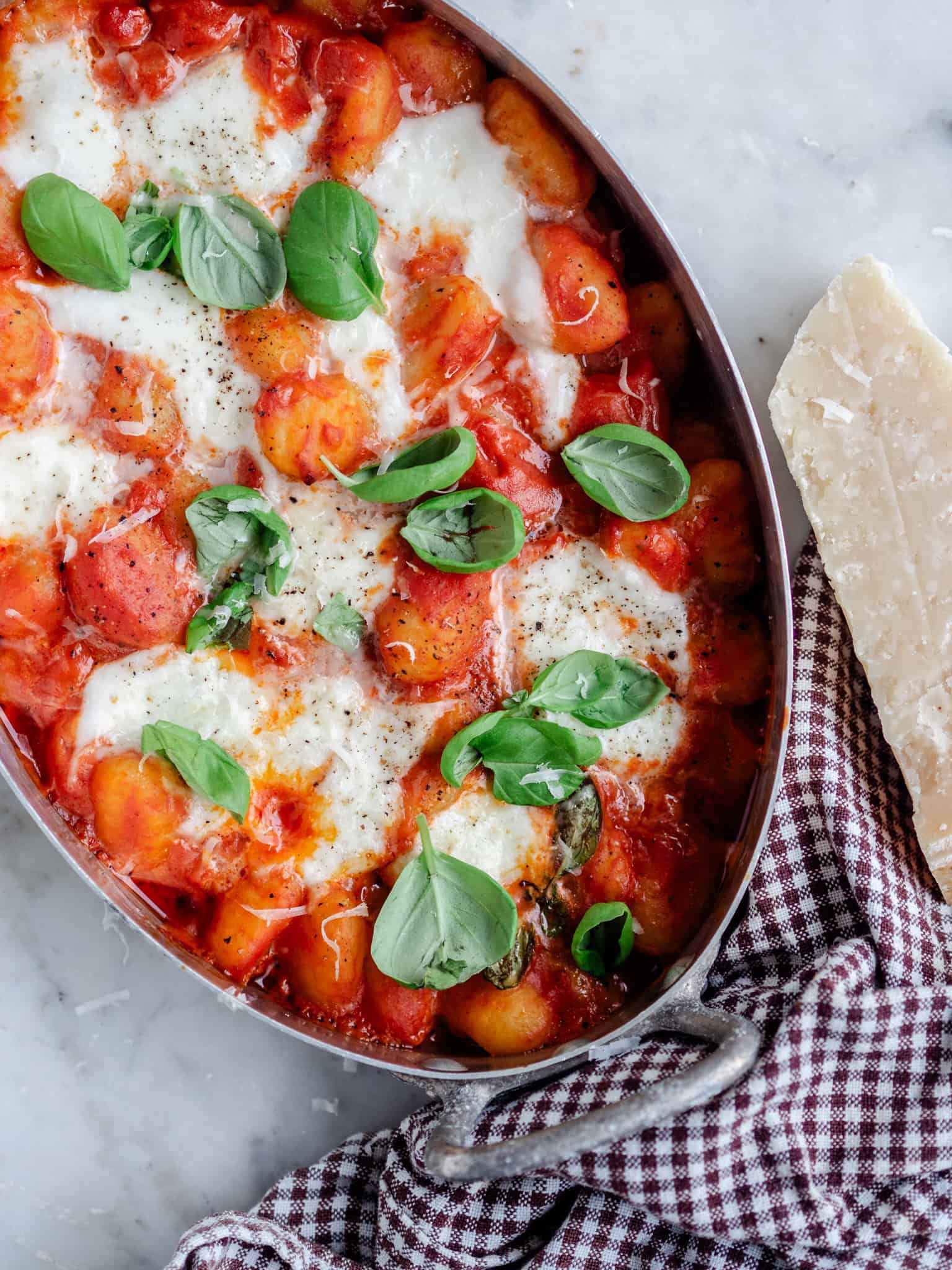 Bagt gnocchi med tomatsauce