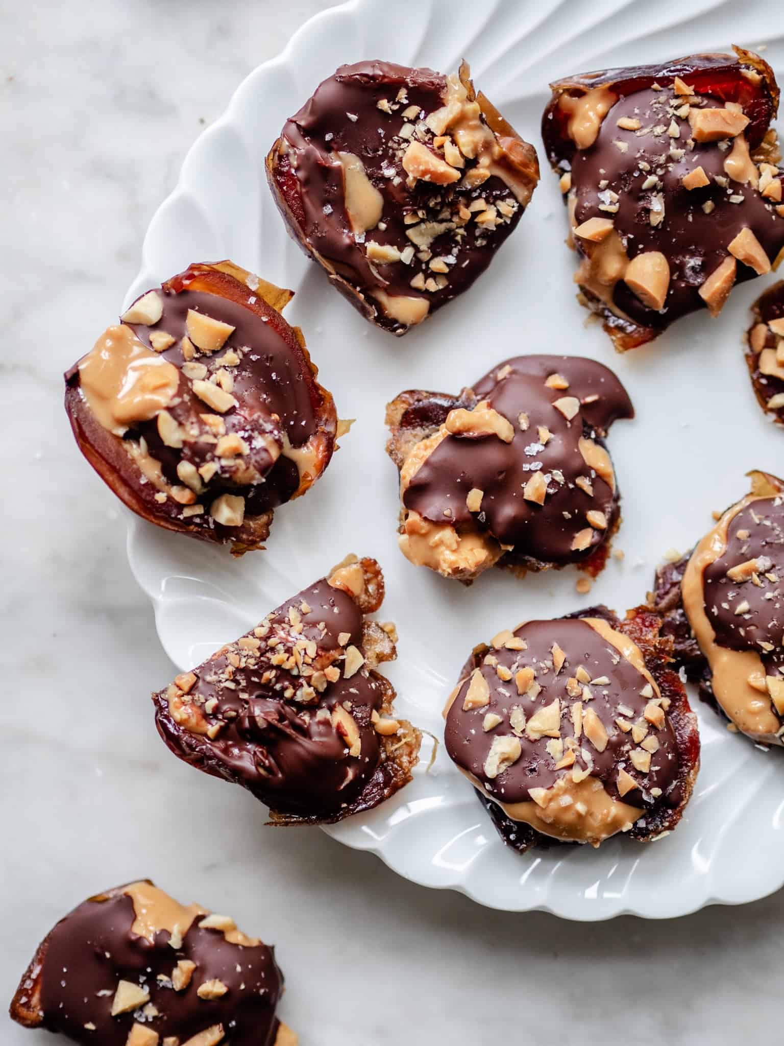 Knuste dadler med peanutbutter og chokolade