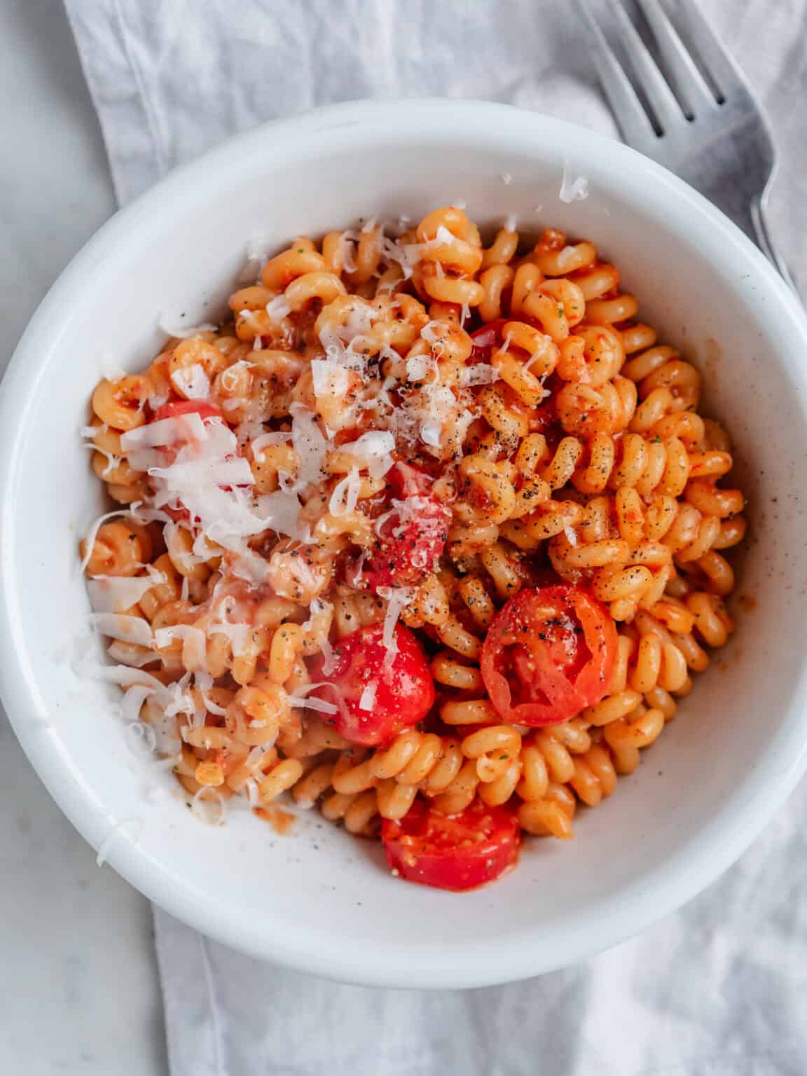 Lækker pasta med rød pesto – nem og smagfuld hverdagsmad