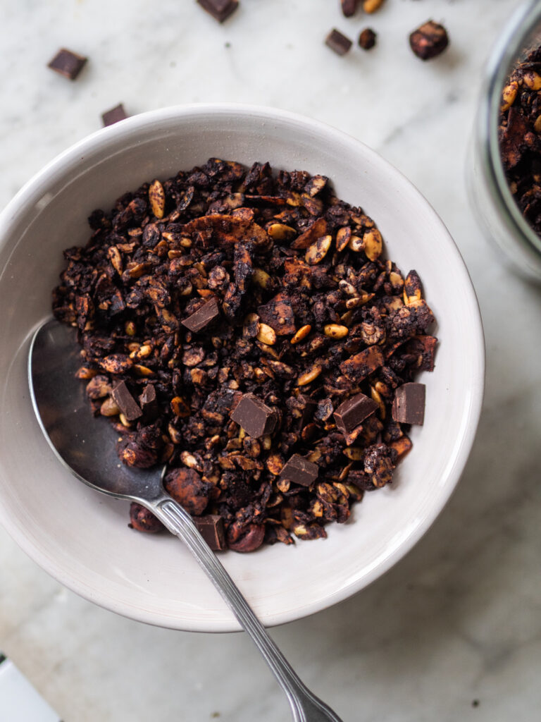 granola med chokolade og nødder