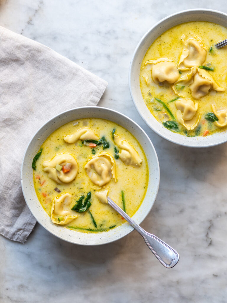 tortellini suppe med fløde og grøntsager