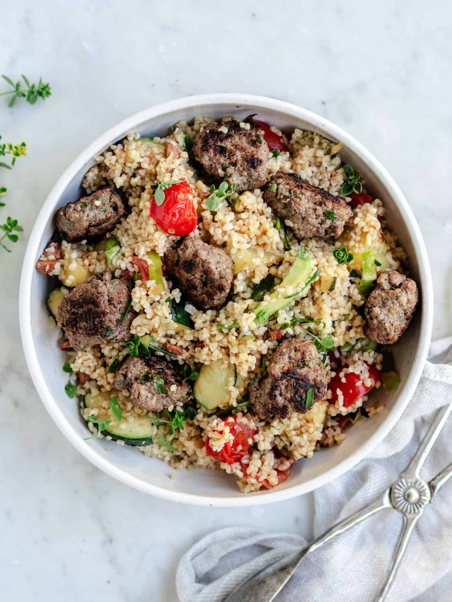 Salat med kødboller og bulgur