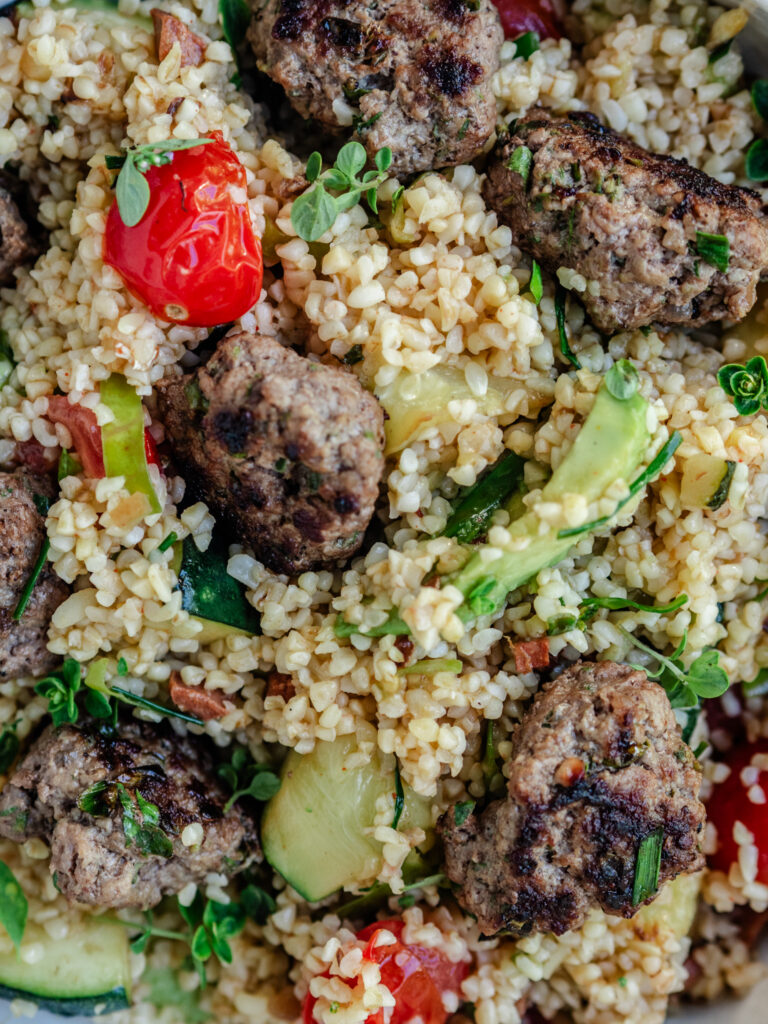 Salat med kødboller, bulgur og stegte grøntsager-2