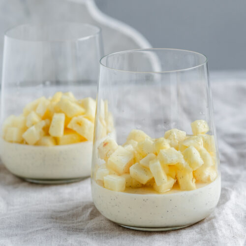 Yoghurt panna cotta med marinerede ananas