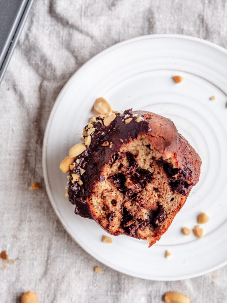 sunde snickersmuffins med chokolade og peanutbutter