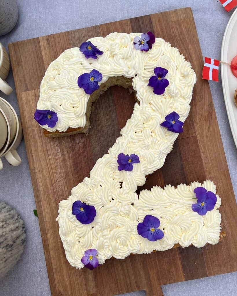 Lav en nem og flot talkage til børnefødselsdag! Opskrift med rabarberbund og hvid chokoladecreme – perfekt til festlige begivenheder og 18 gæster.