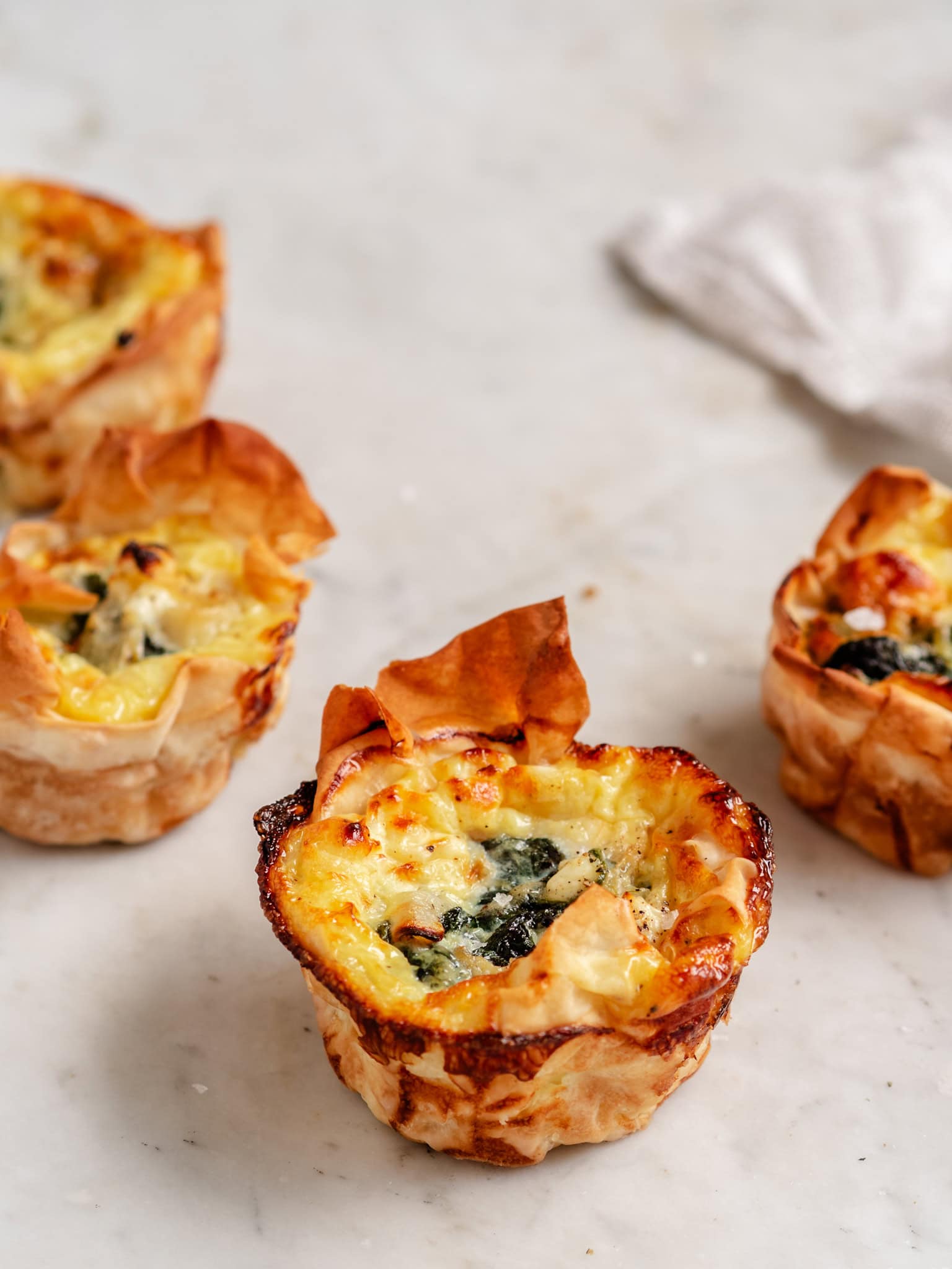 Små filodejsmuffins med spinat og feta