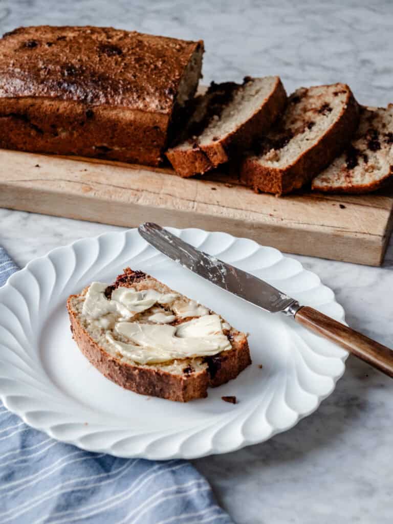 Bananbrød med hytteost og chokoladeknapper