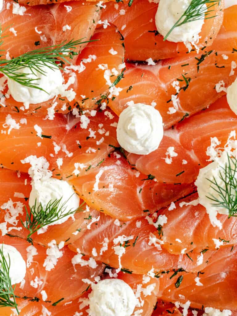 Hjemmelavet gravad laks med brun farin serveret med peberrodscreme og citron