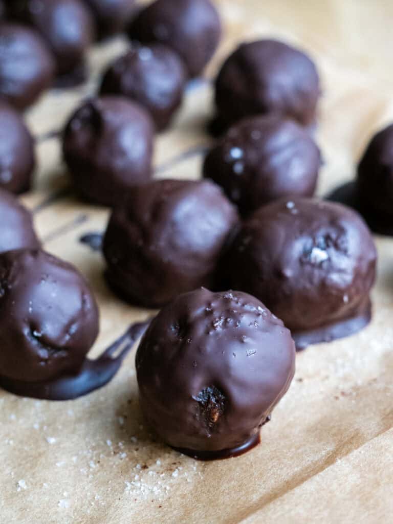 Brownie dadelkugler med chokolade