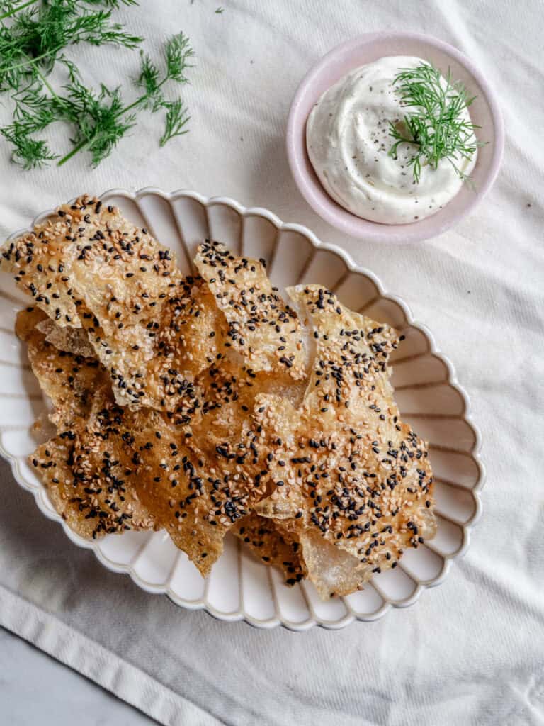 Sprøde chips af rispapir bagt i ovnen