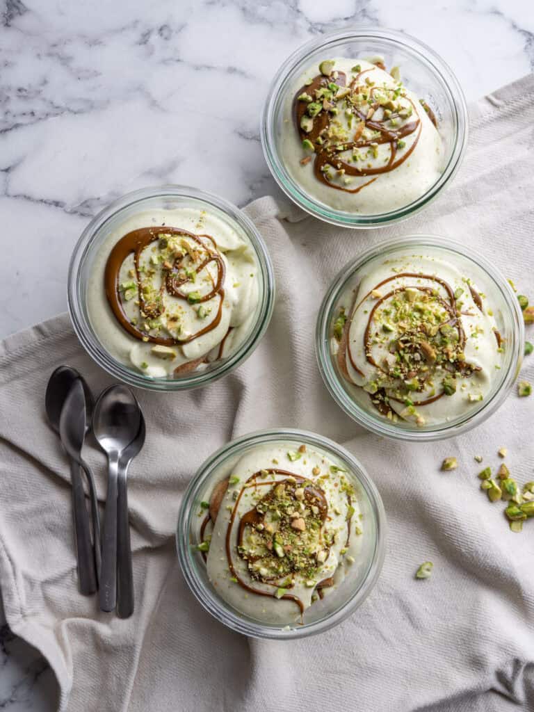 portionsanrettet tiramisu med pistacie i glas