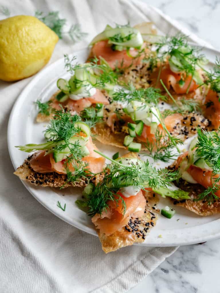 sprødt rispapir med laks