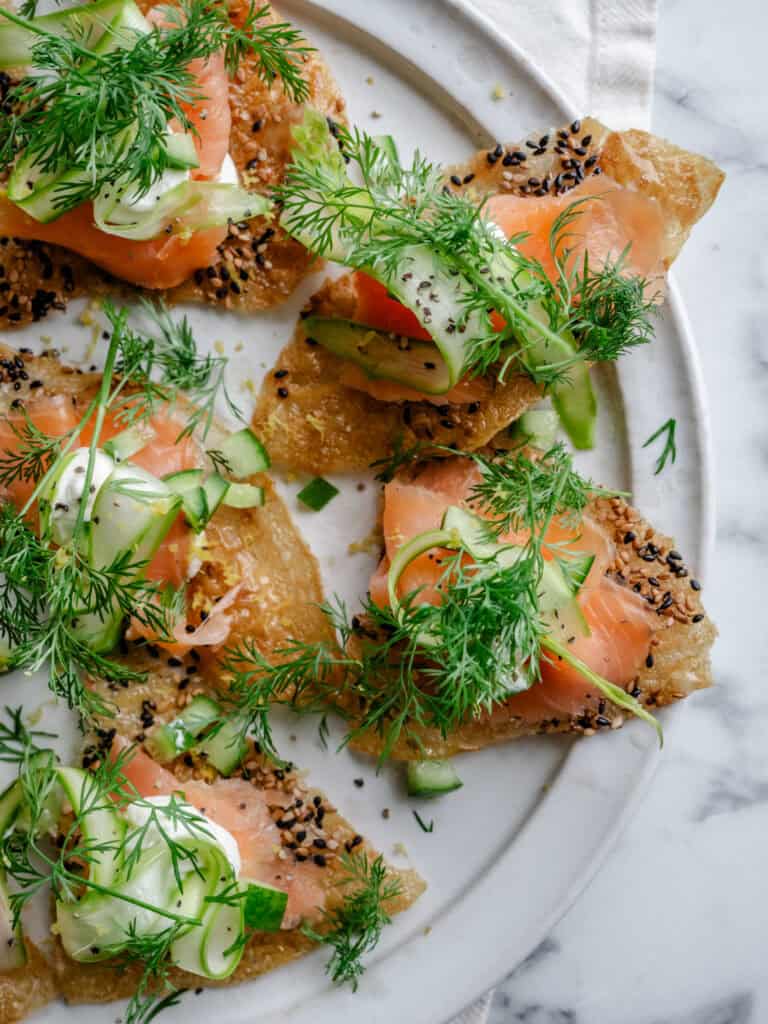 sprødt rispapir med laks og dild