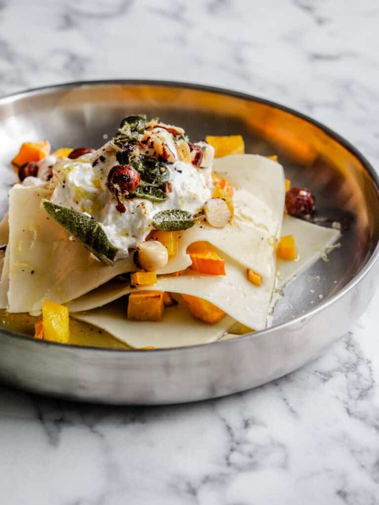 Åben lasagne med bagt græskar, burrata, brunet smør, hasselnødder og salvie