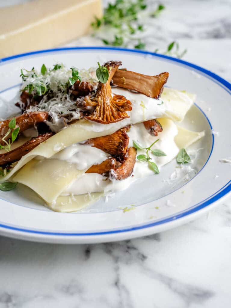Åben lasagne med kantareller, ricottacreme og parmesan