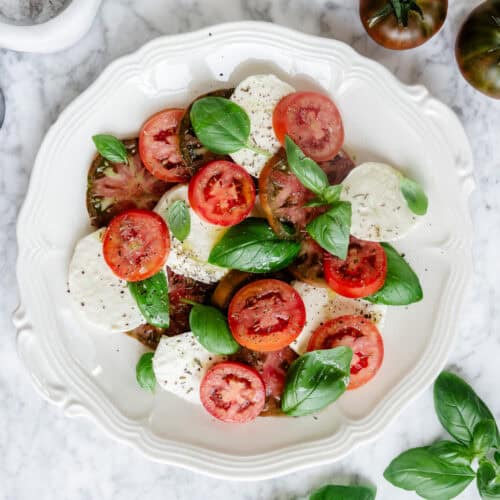 Caprese salat med tomat og mozzarella og basilikum -kopi