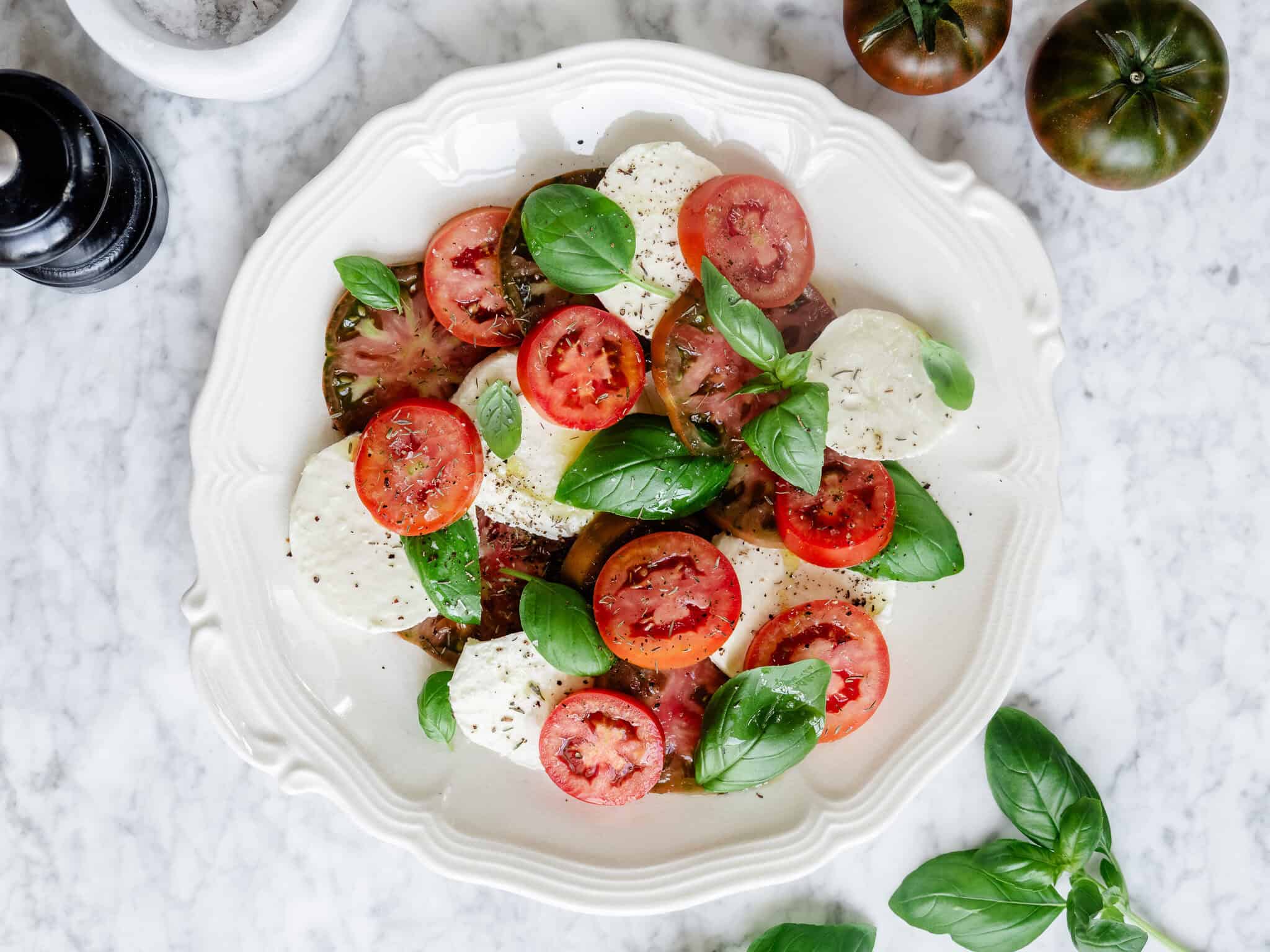 Caprese salat med tomat og mozzarella