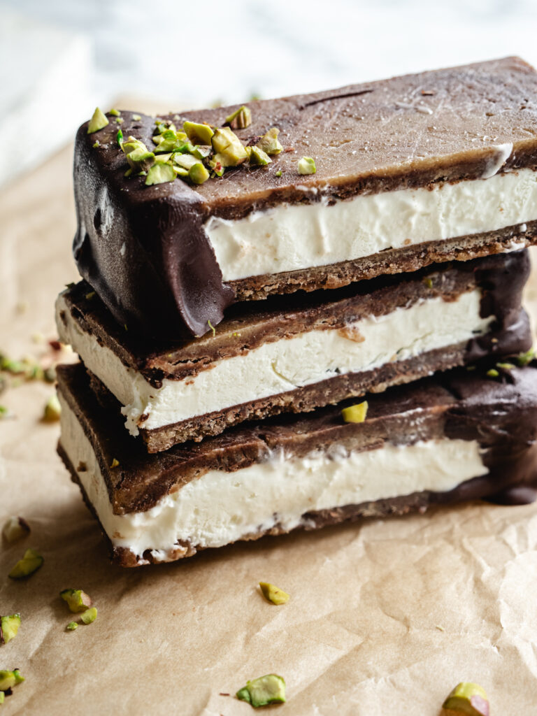 Cookie dough is-sandwiches med chokolade