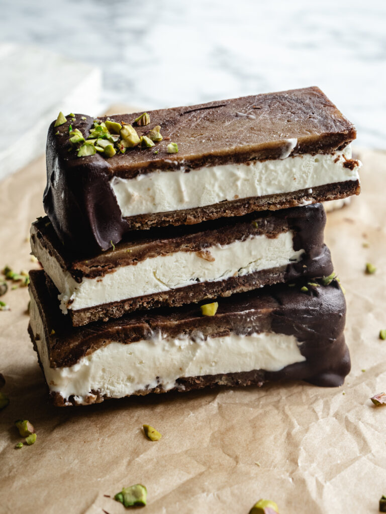 Cookie dough is-sandwiches med cremet vaniljeis, mørkt chokoladeovertræk