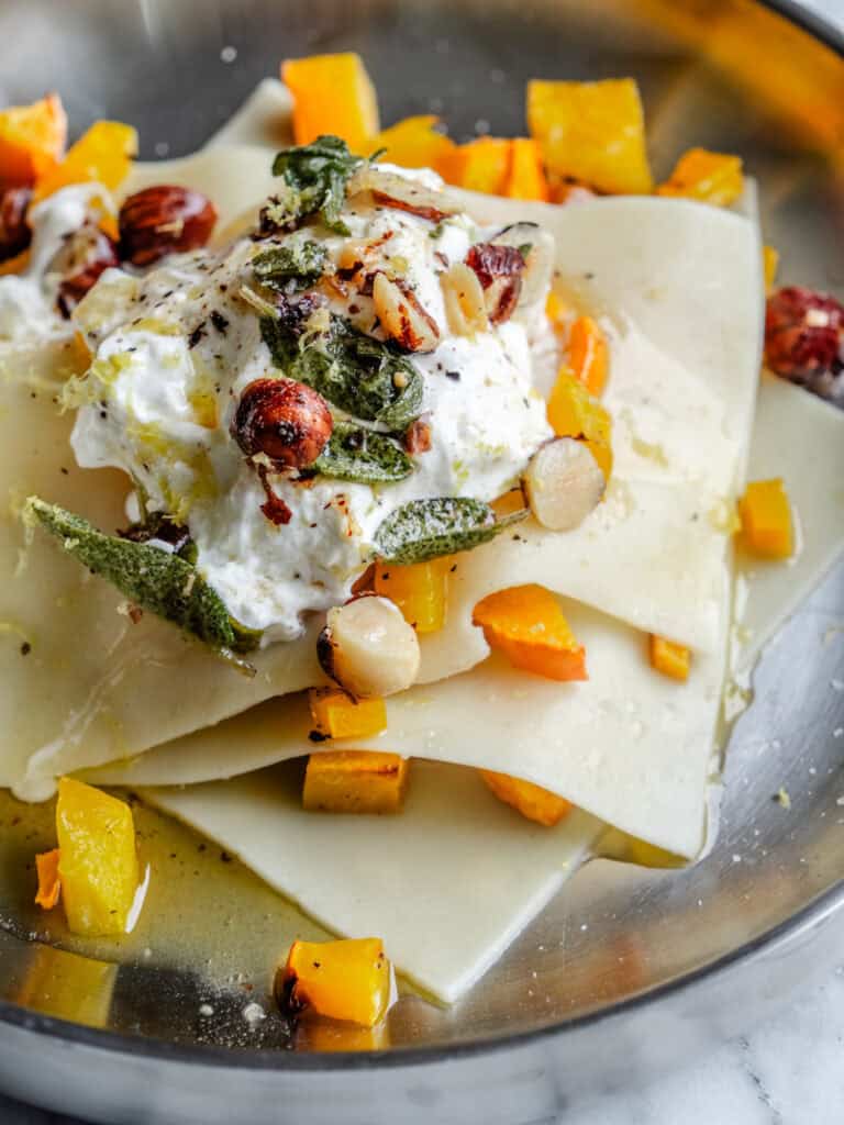 åben lasagne i lag med græskar, burrata og brunet smør med hasselnødder