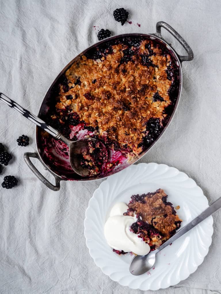 brombærcrumble med creme fraiche