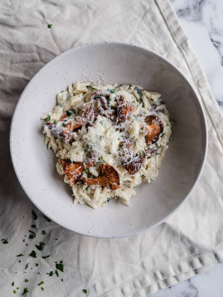 cremede orzo med kantareller og fløde