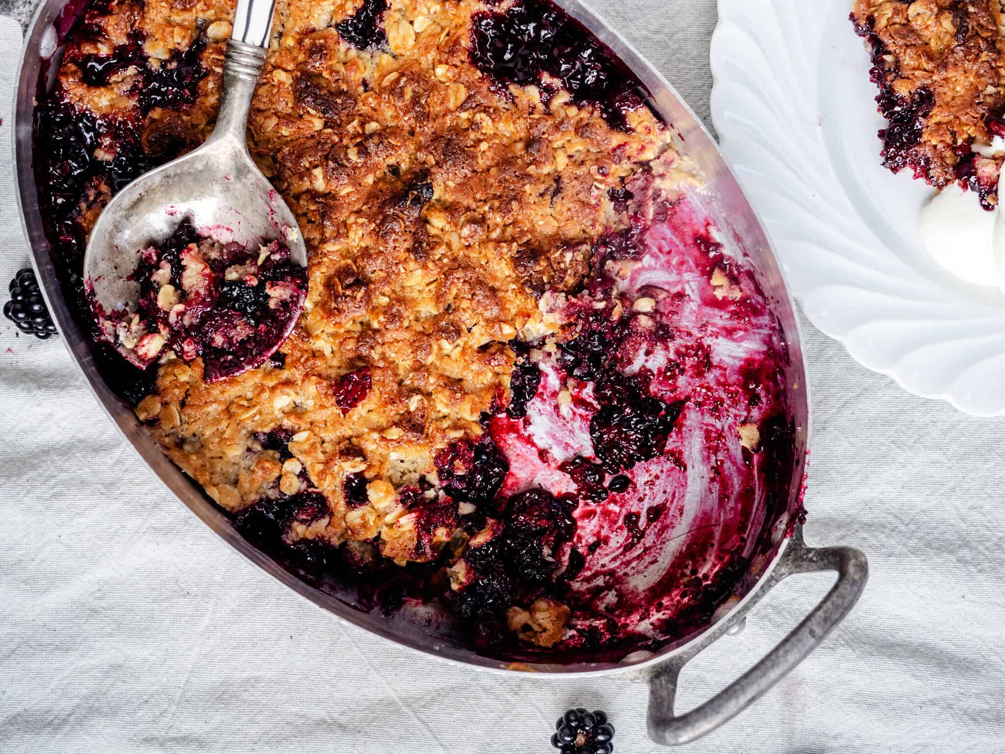 Brombærcrumble