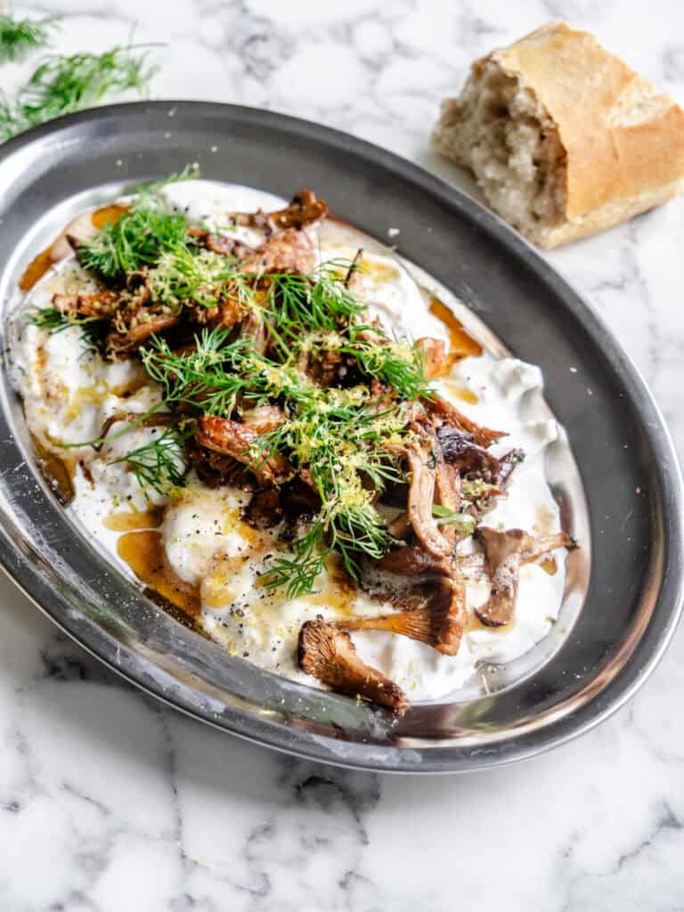 Burrata med stegte kantareller og brunet smør