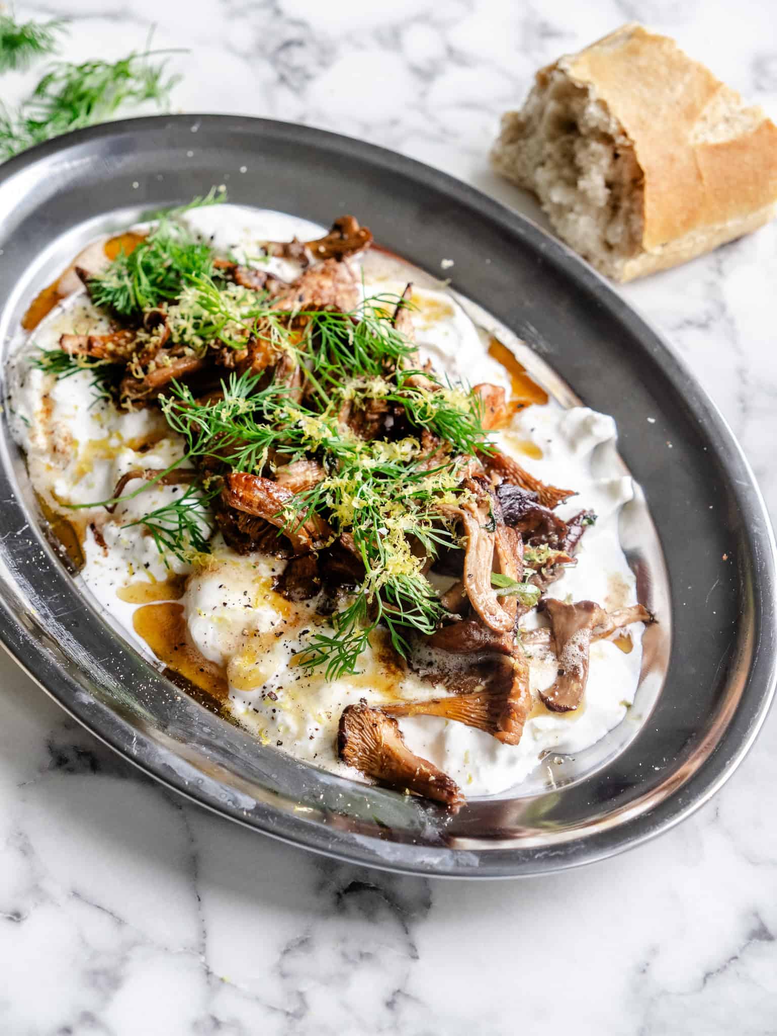 Burrata med stegte kantareller, brunet smør, dild og citron
