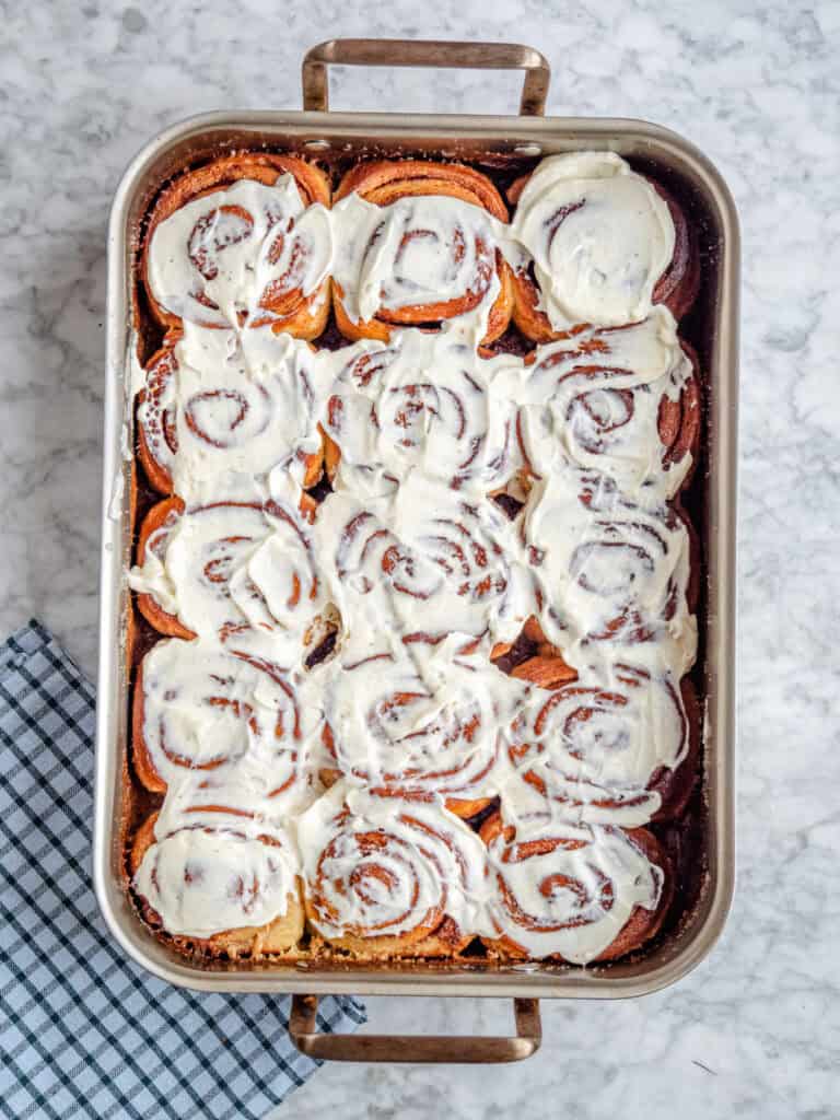 Kanelsnegle i fad bagt med fløde