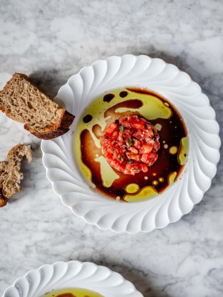 vegetarisk forret med tomat