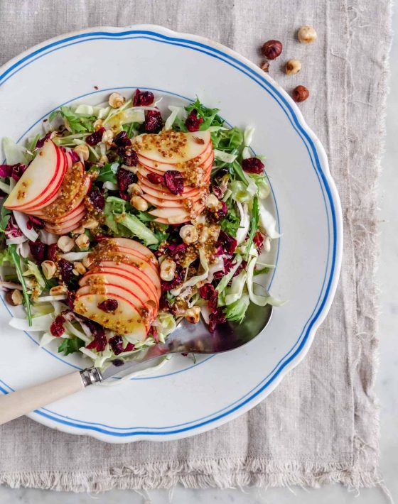Æblesalat med tranebær og sennepsdressing