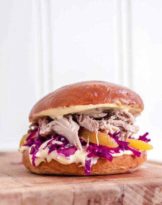 Andeburger med rødkål og sennepsmayo