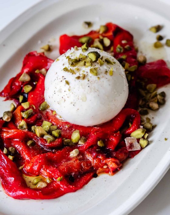 Bagte peberfrugt med burrata