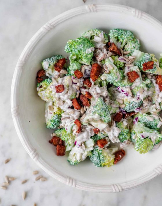 Broccolisalat med bacon, rosiner og ristede solsikkekerner