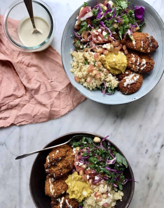 Buddha bowl med falafel, quinoa og grønkål