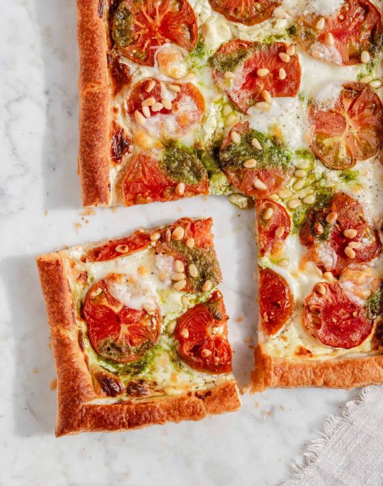 Butterdejstærte med tomat og pesto