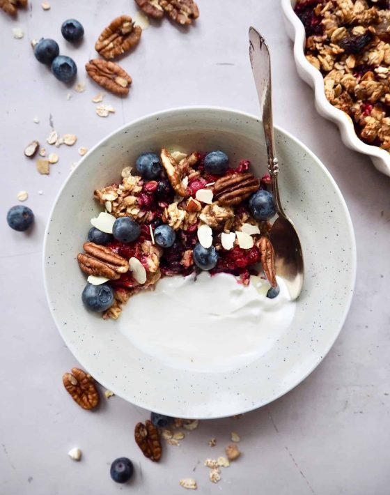 Crumble med bær og havregryn til morgenmad