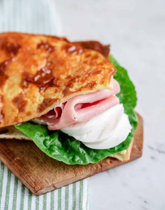 Fladbrød med hytteost og æg